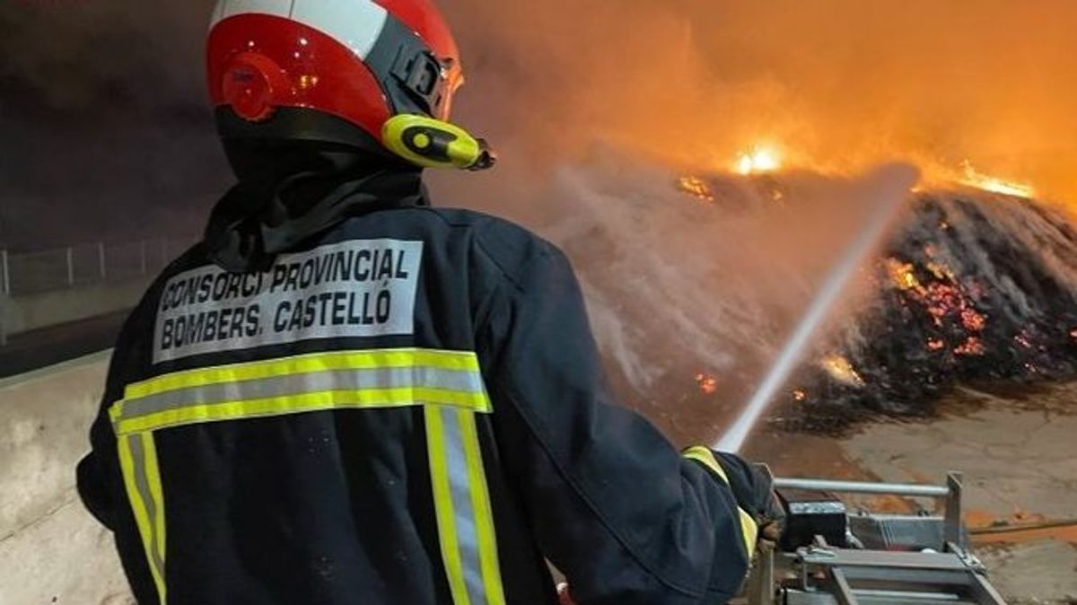 Medio terrestres y aéreos tratan de extinguir el incendio de Sant Joan de Moró Medio terrestres y aéreos tratan de extinguir el incendio de Sant Joan de Moró