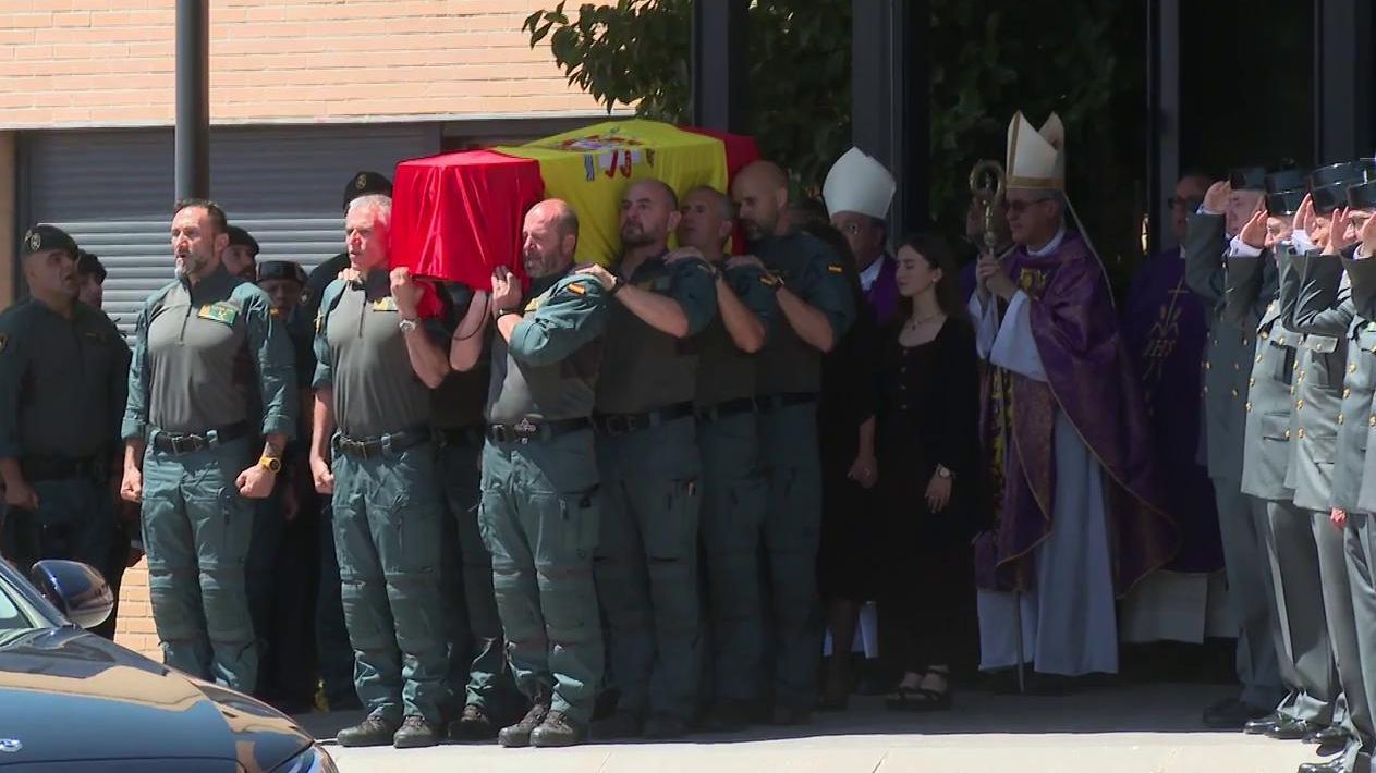 El emotivo adiós de Perico a hombres de sus compañeros: recibe la cruz de Oro al Mérito de la Guardia Civil