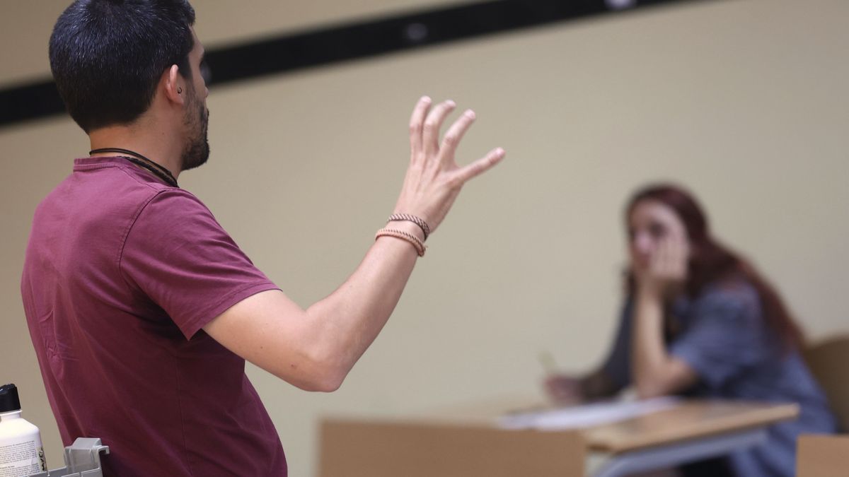 Profesor durante un examen Profesor durante un examen
