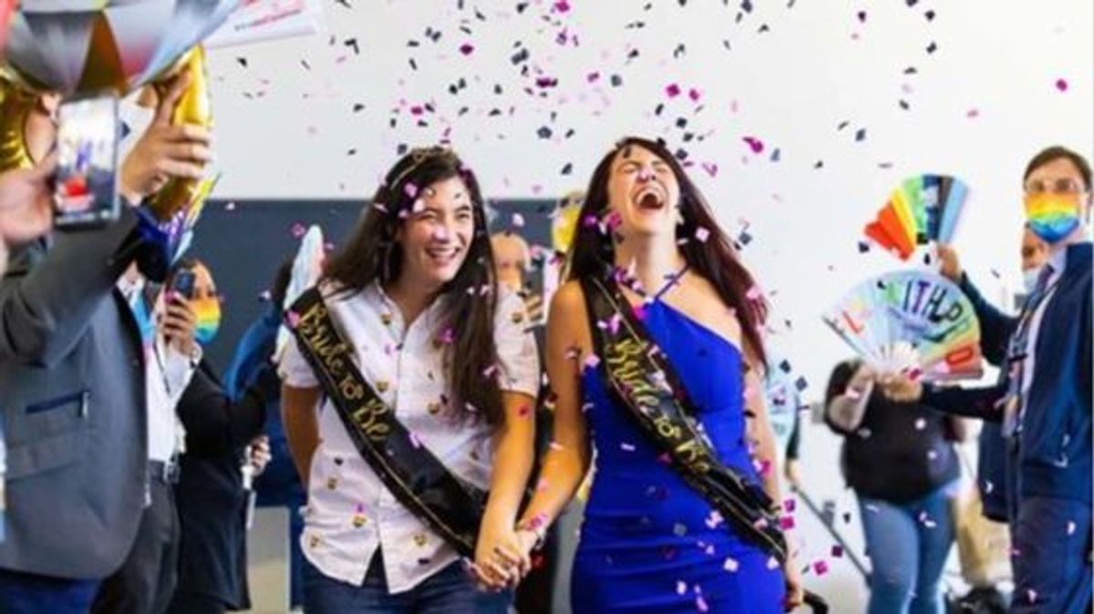 Una azafata sorprende a su pareja y le pide matrimonio en pleno vuelo Una azafata sorprende a su pareja y le pide matrimonio en pleno vuelo