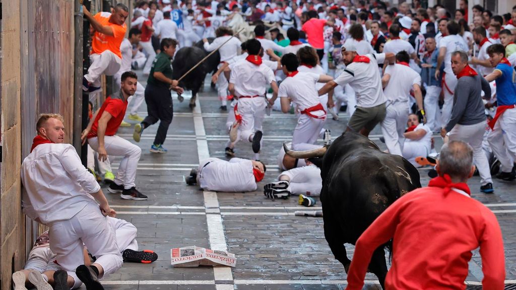 El segundo encierro de los Sanfermines 2022, protagonizado entre golpes y caídas por un toro descarriado
