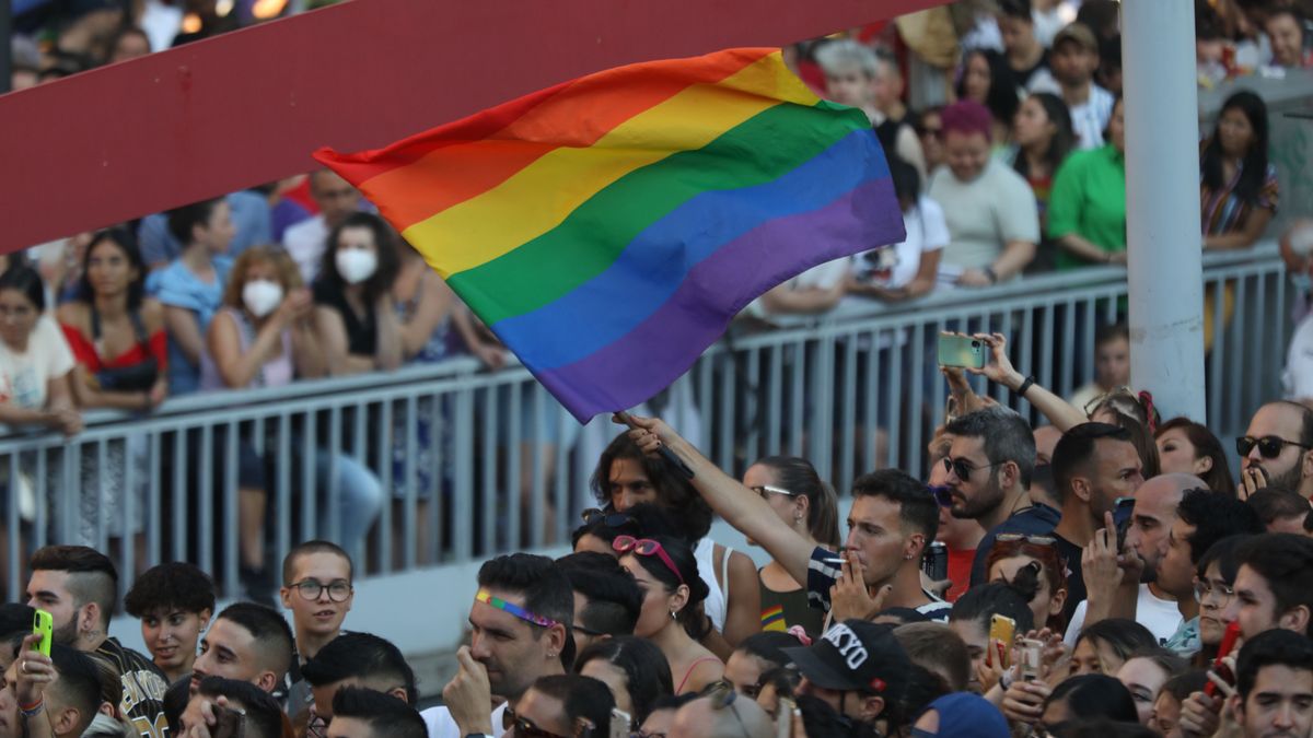 EuropaPress 4559668 persona sostiene bandera lgtb orgullo julio 2022 madrid espana lema frente EuropaPress 4559668 persona sostiene bandera lgtb orgullo julio 2022 madrid espana lema frente