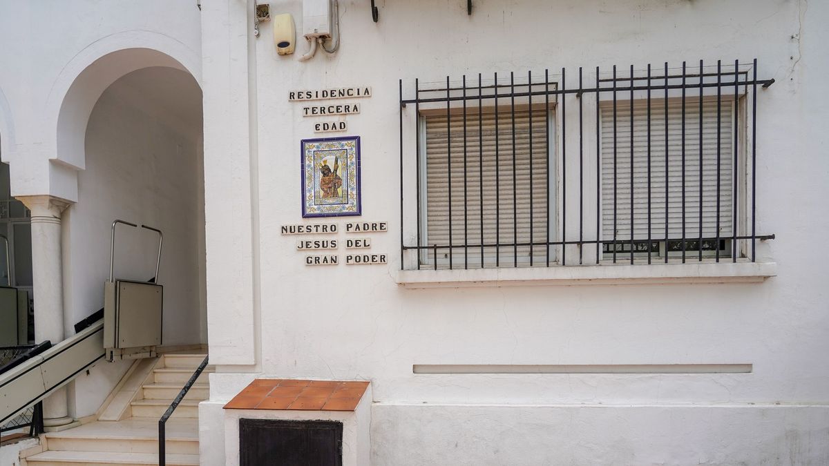 Fachada principal de la residencia de ancianos de Sevilla Fachada principal de la residencia de ancianos de Sevilla