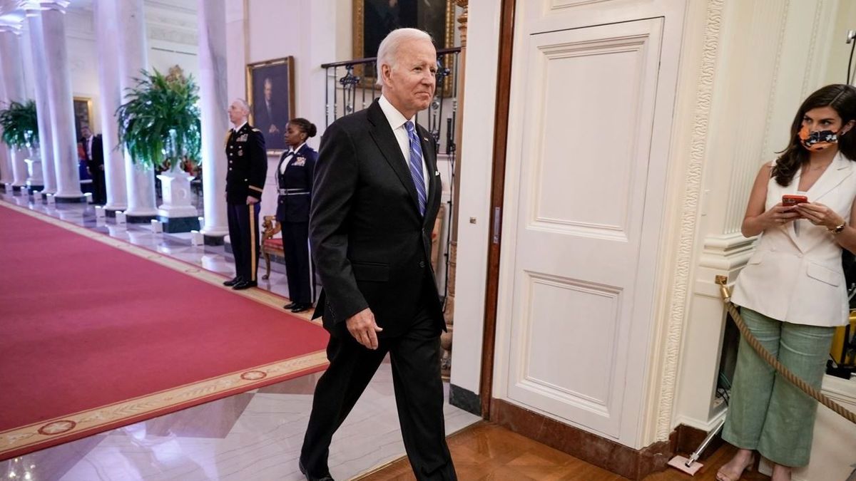Joe Biden firma una orden ejecutiva en favor del aborto