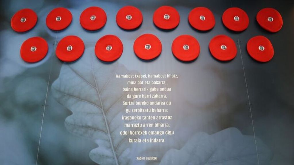 La muestra homenajea a los 15 agentes asesinados por ETA