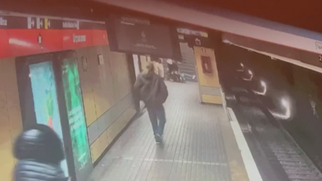 Las cámaras de seguridad capta una agresión homófoba en el metro de Barcelona