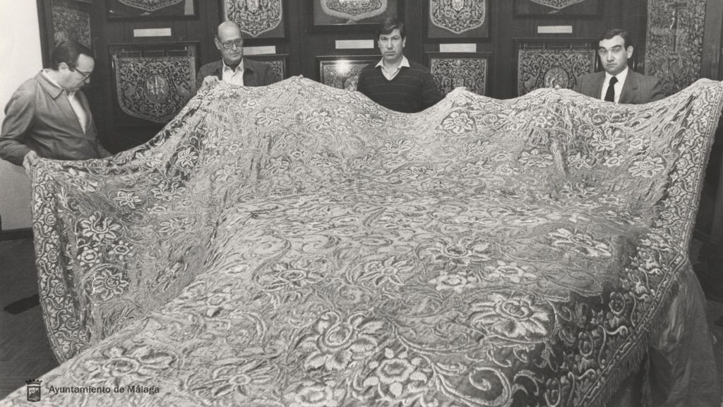 Manto donado por Anita Delgado a la Virgen de la Victoria. Archivo Municipal de Málaga