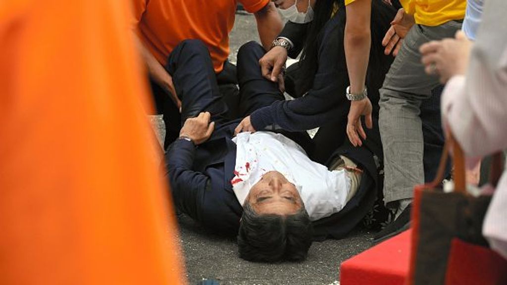 El ex primer ministro japonés Shinzo Abe, grave tras recibir varios disparos de escopeta en un acto electoral