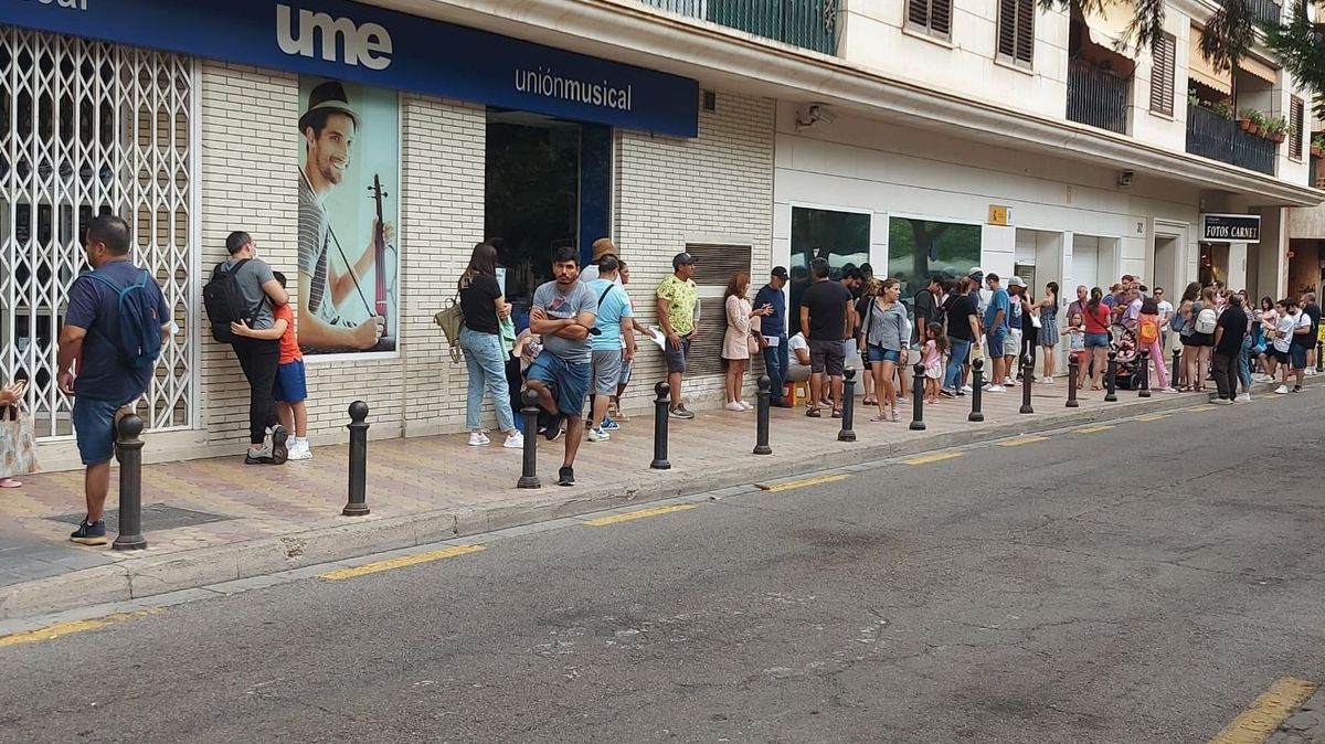 Personas en cola para renovar el DNI Personas en cola para renovar el DNI