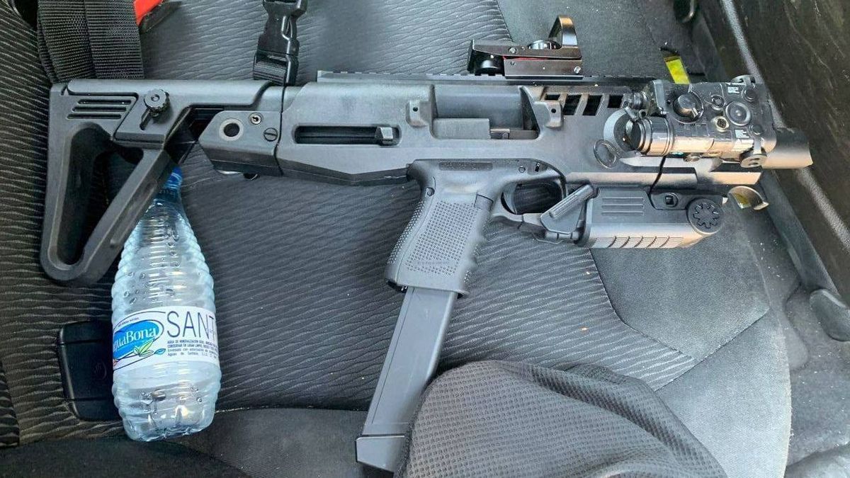 Pistola glock manipulada para simular un subfusil Pistola glock manipulada para simular un subfusil