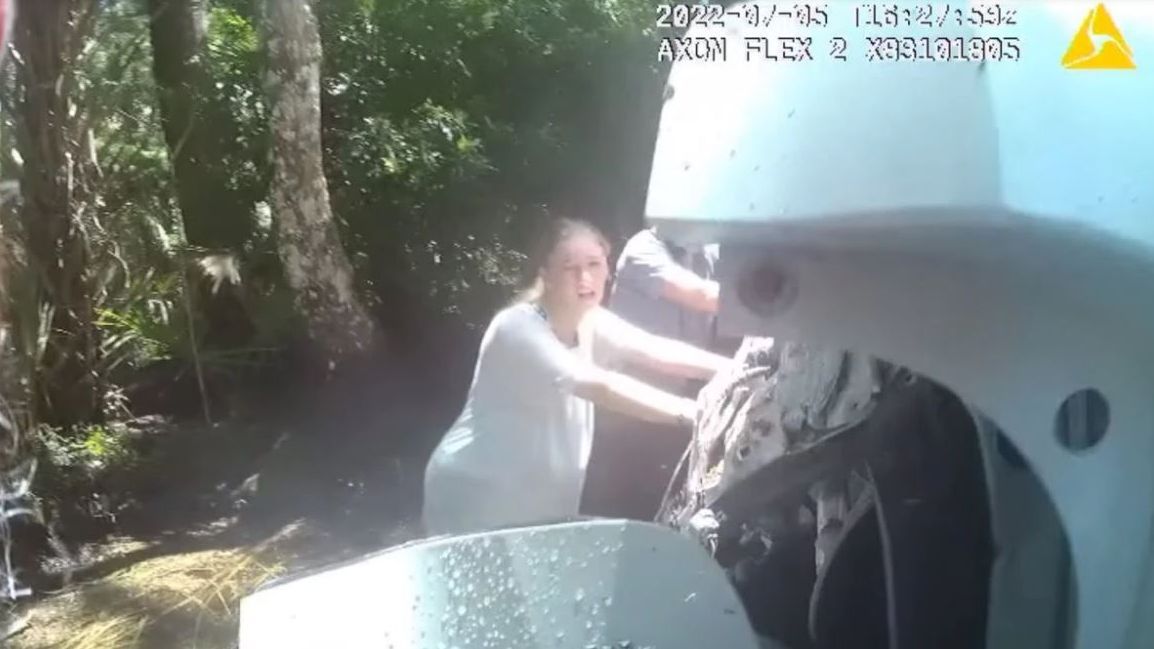 Rescatan a una mujer inconsciente que cayó con su coche en un canal en Florida