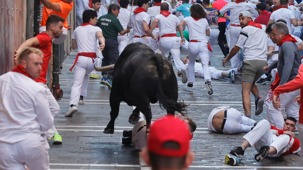 Un toro rezagado provoca el peligro en el segundo encierro de los Sanfermines