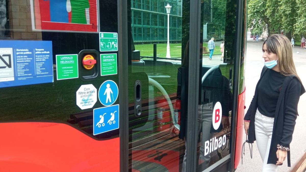 Una mujer espera para subir a un autobús en Bilbao. Una mujer espera para subir a un autobús en Bilbao.