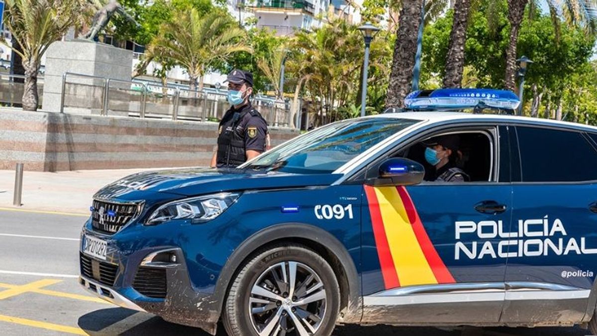 Agentes de la Policía Nacional Agentes de la Policía Nacional