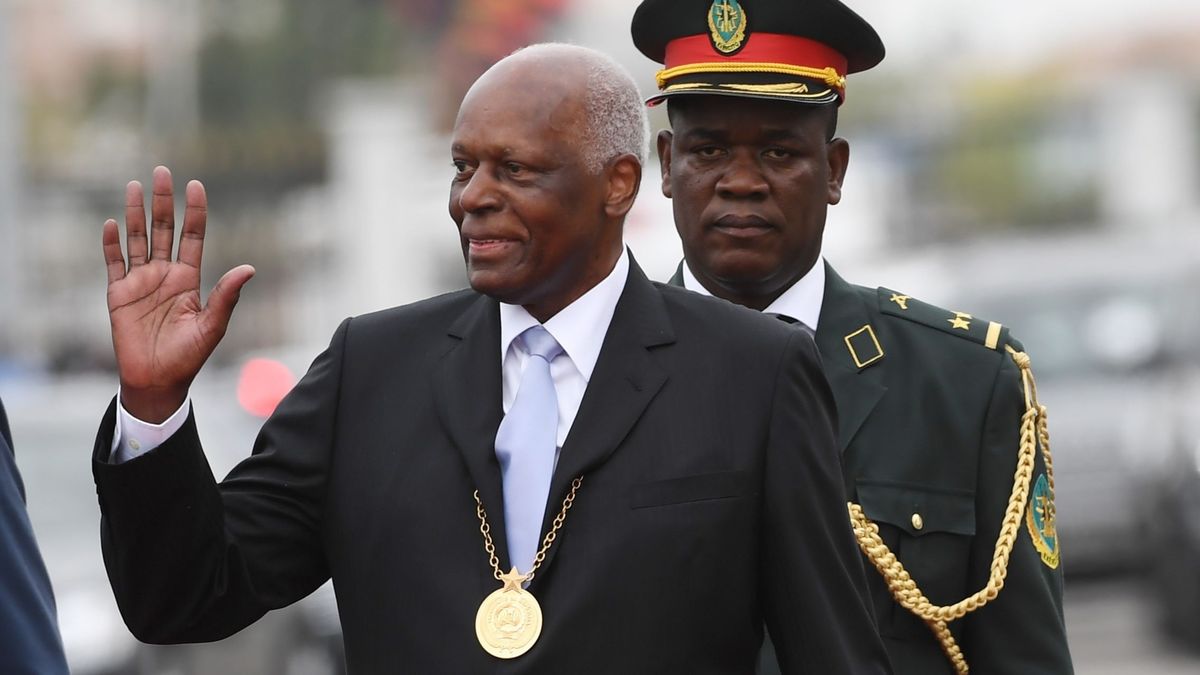 Dos Santos, expresidente de Angola Dos Santos, expresidente de Angola
