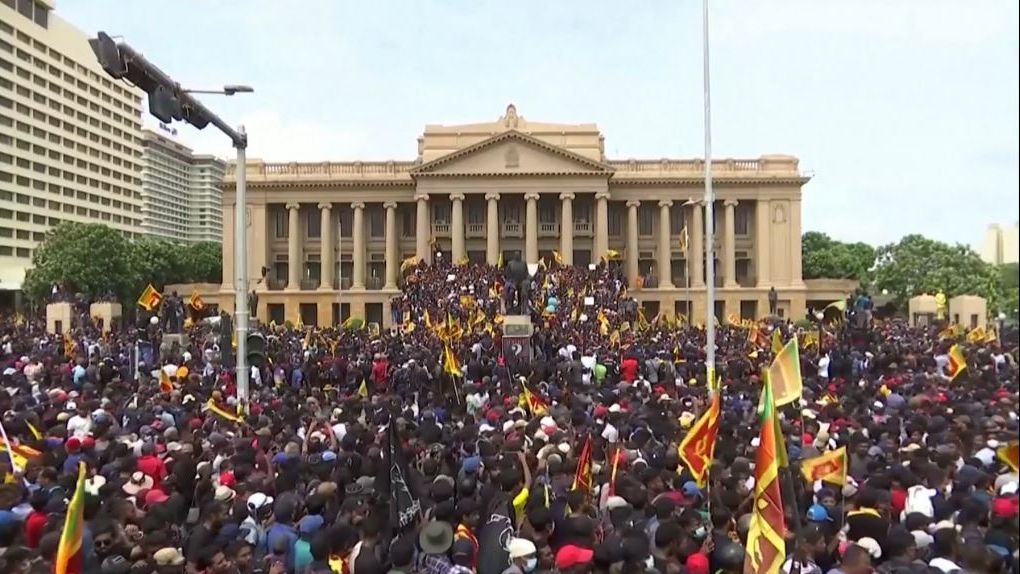 Miles de personas asaltan las instalaciones del palacio presidencial en Sri Lanka