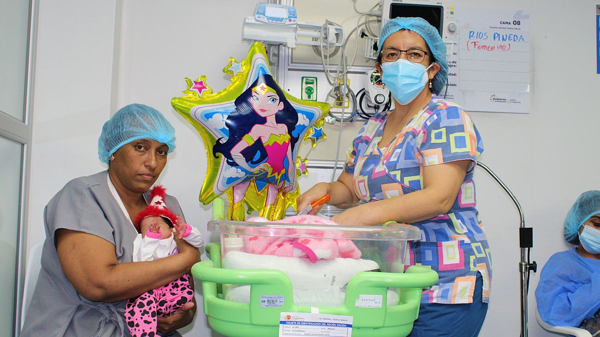 Sale del hospital bebé ecuatoriana que nació en el inodoro y creyeron muerta