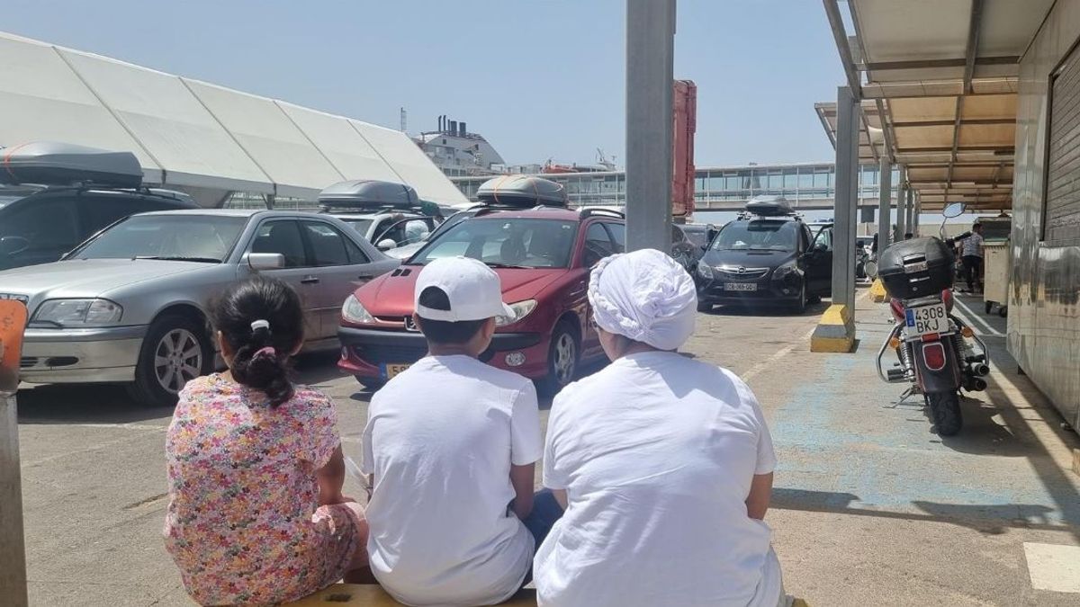 Varios pasajeros esperan un ferry para llegar a Marruecos, en una imagen de archivo Varios pasajeros esperan un ferry para llegar a Marruecos, en una imagen de archivo