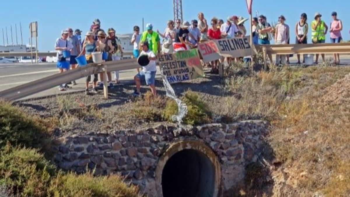 Vecinos vierten agua recogida del mar a la entrada de Las Salinas de Cabo de Gata Vecinos vierten agua recogida del mar a la entrada de Las Salinas de Cabo de Gata