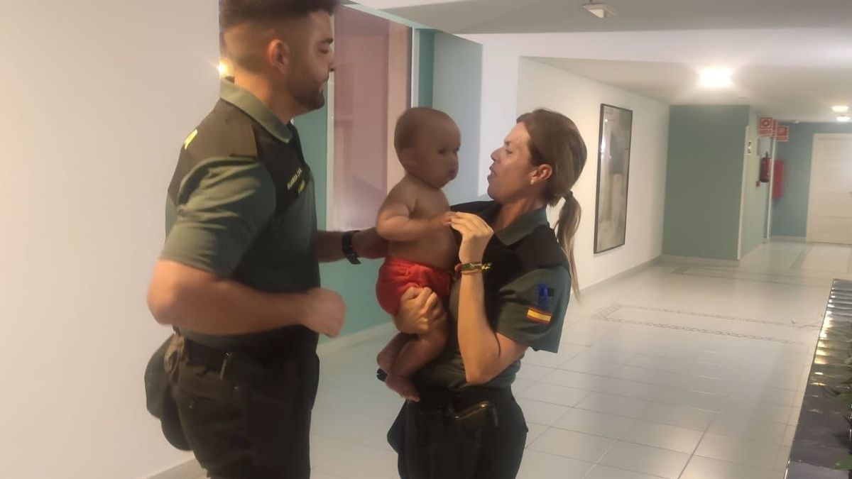 Dos guardias civiles salvan la vida a un bebé que se atragantó con una medicina en Fuerteventura