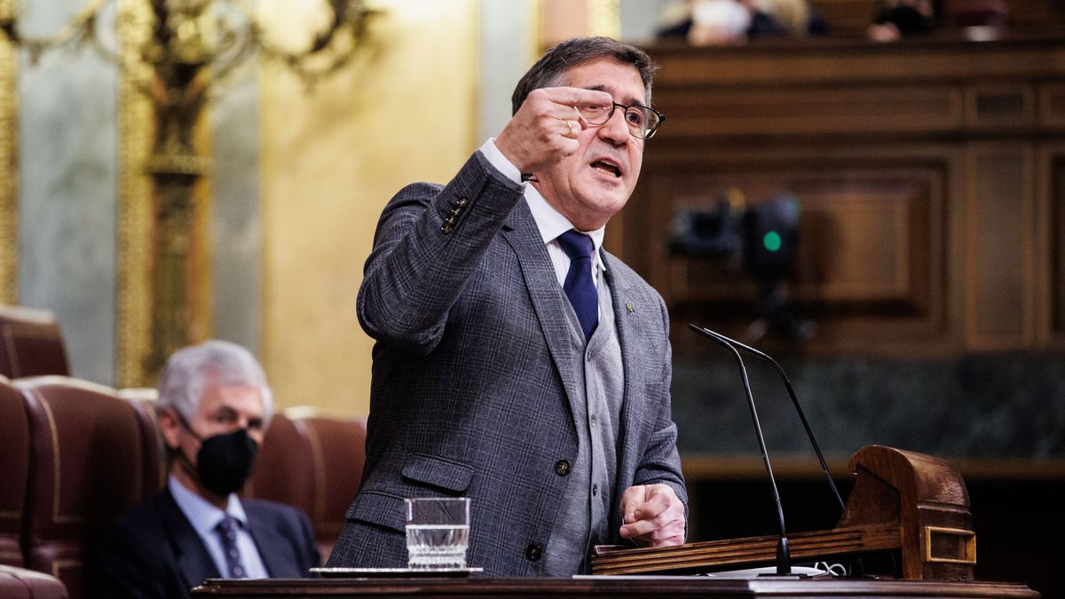El diputado del PSOE, Patxi López, interviene en una sesión plenaria en el Congreso de los Diputados