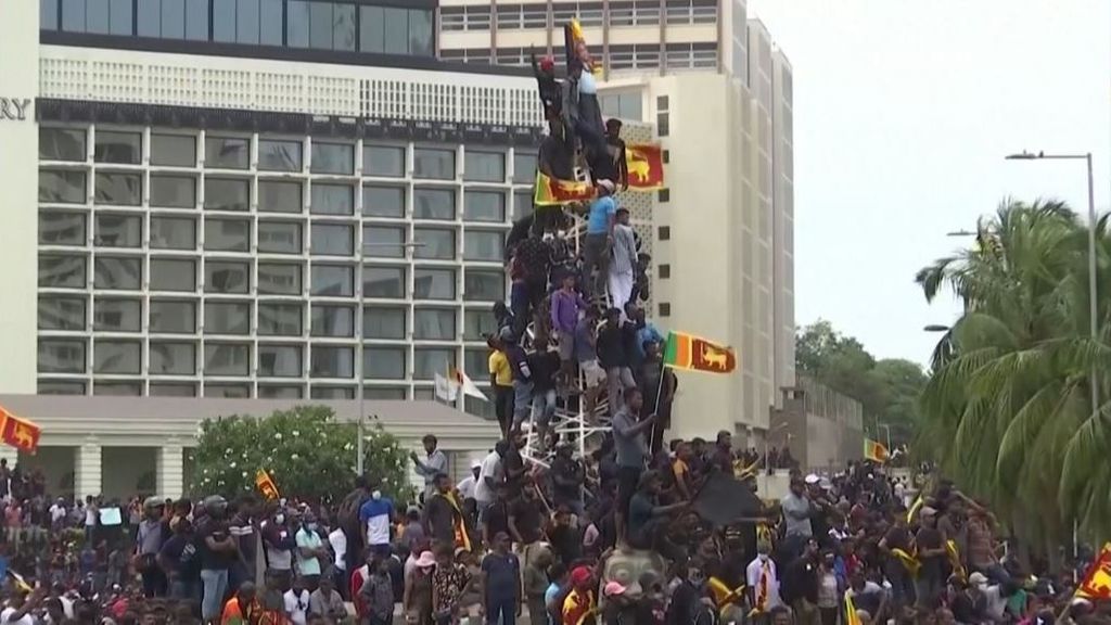 Tensa calma en las calles de Sri Lanka: el pueblo sigue en el palacio presidencial