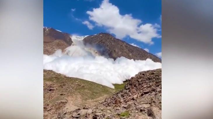 Las imágenes del desprendimiento de un glaciar en Kirguistán