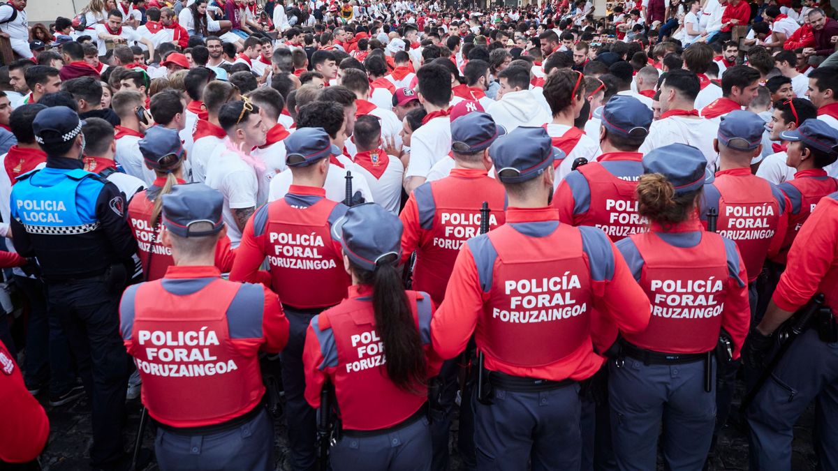 Agentes de la Policía Foral durante un encierro Agentes de la Policía Foral durante un encierro
