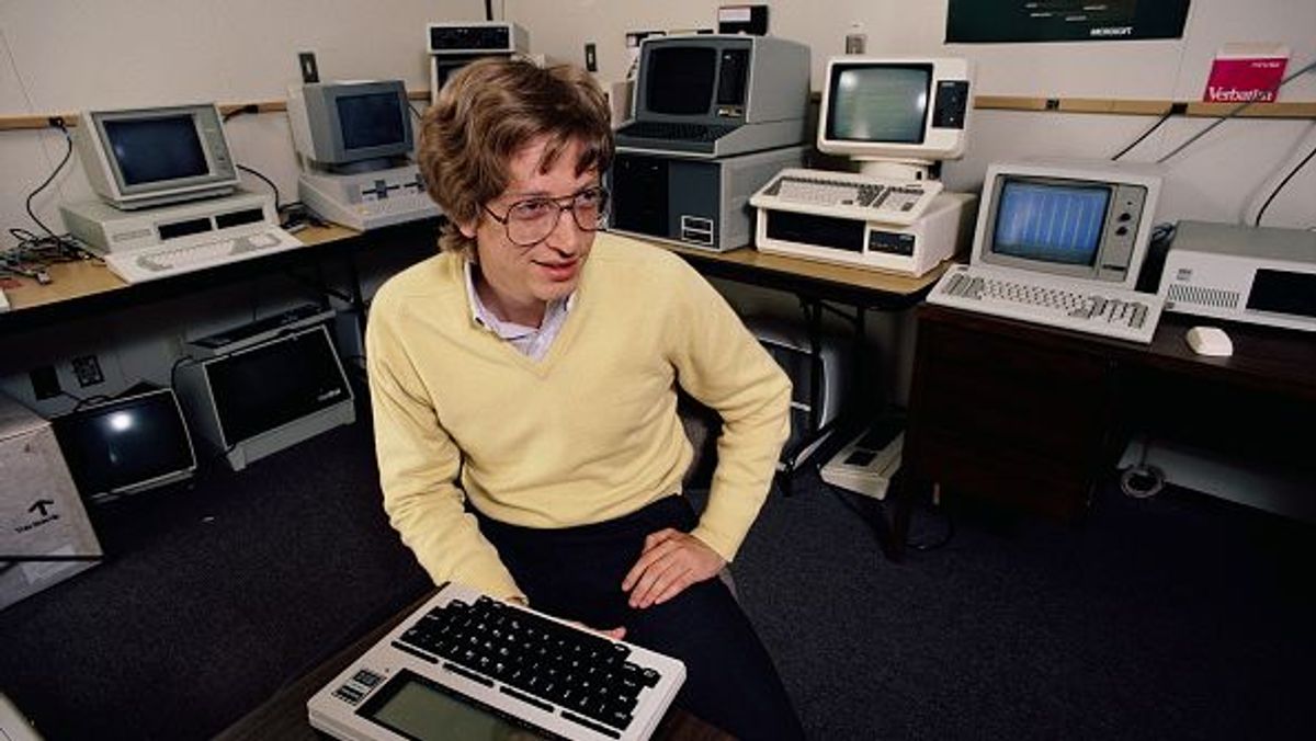 Bill Gates en una imagen de archivo con uno de los primeros productos de Microsoft