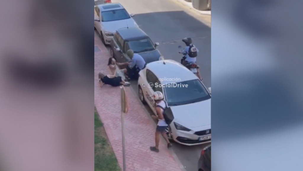 Buscan a dos ladrones que atracaron a plena luz del día a dos mujeres en Marbella para robarle un reloj