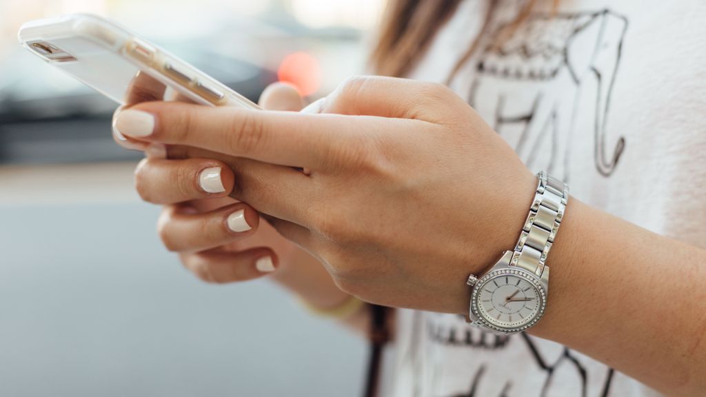 Chica con el teléfono móvil