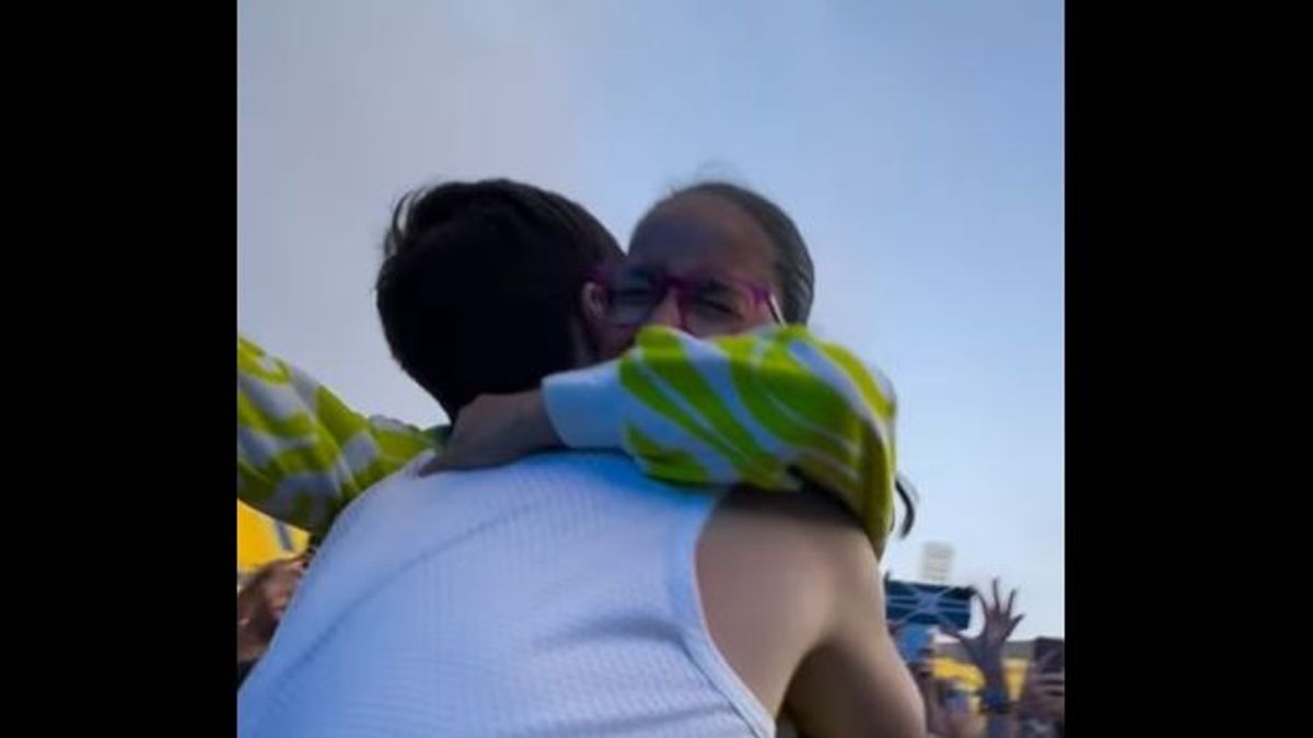 El emotivo momento de Camilo abrazando a una niña que lloraba de emoción en su concierto