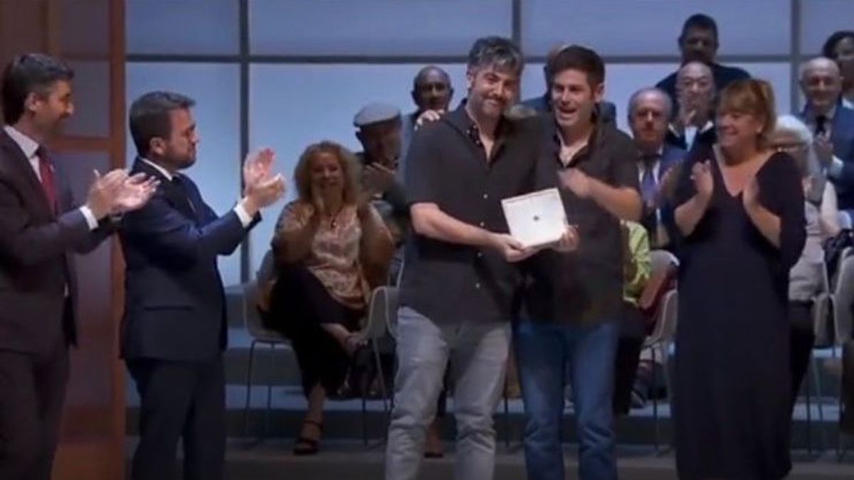 Estopa, Carme Elias y los Laboratorios Hipra reciben la Creu de Sant Jordi Estopa, Carme Elias y los Laboratorios Hipra reciben la Creu de Sant Jordi