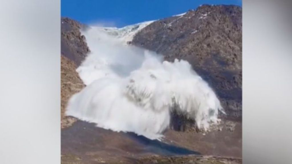 Avalancha por el desmoronamiento de un glaciar en Kirguistán