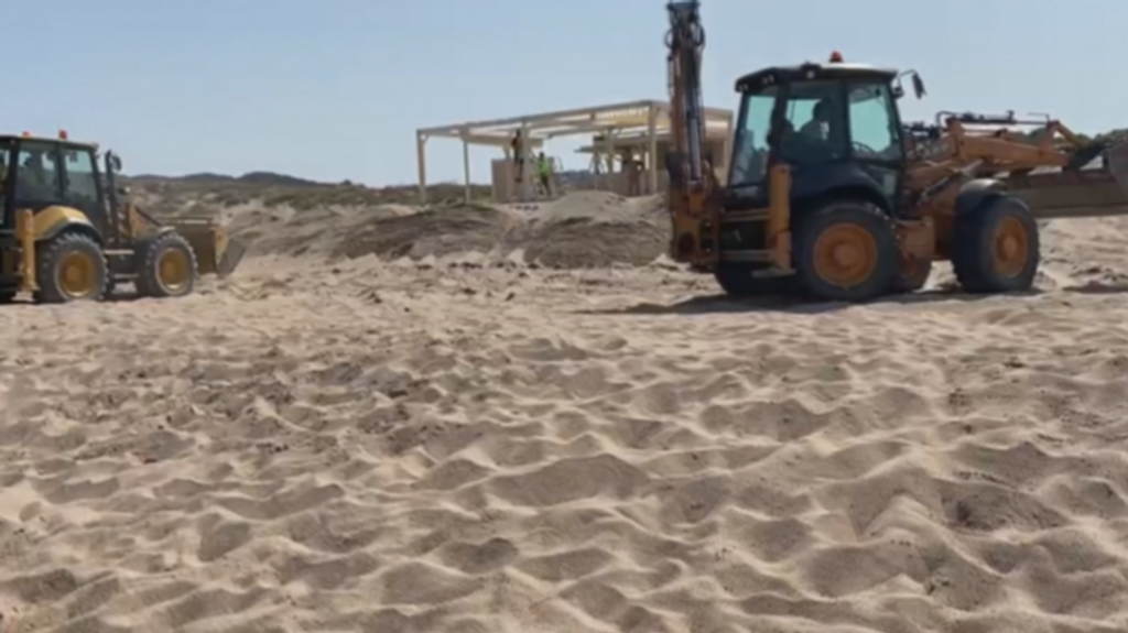 Trabajo de las excavadoras para construir un chiringuito en la playa de Pals