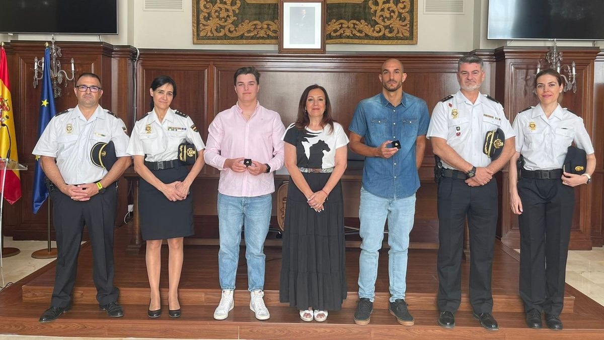 La subdelegada y mandos policiales con los jóvenes La subdelegada y mandos policiales con los jóvenes