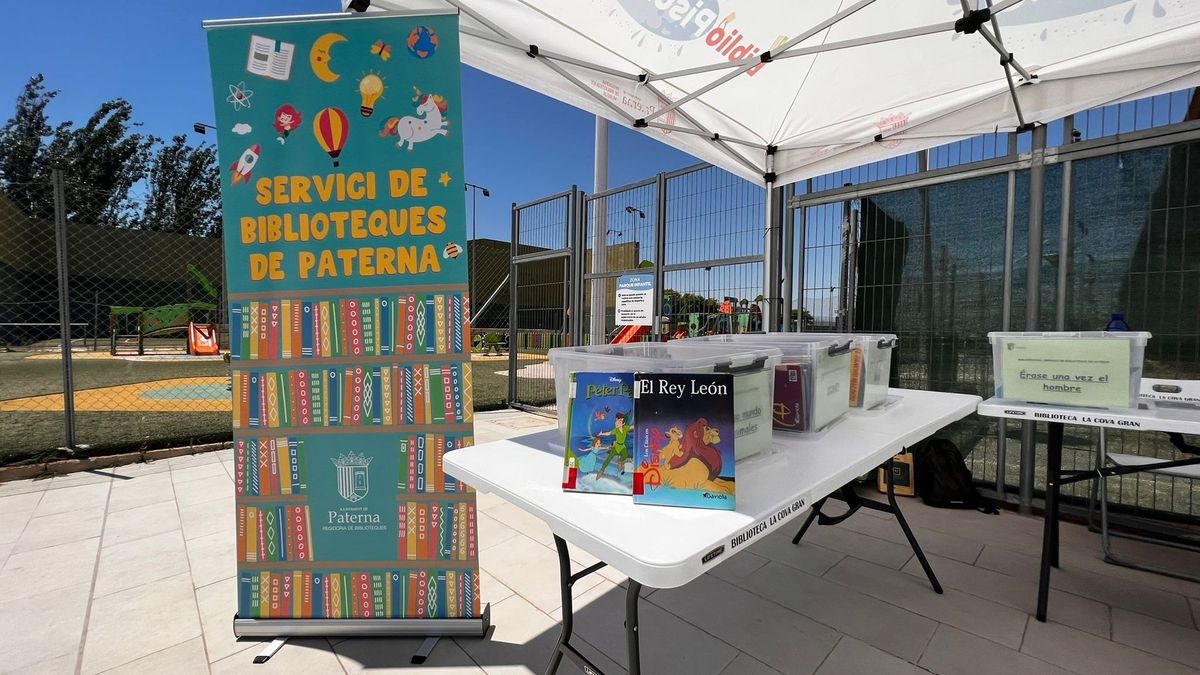 Leer un libro y darse un chapuzón, así disfrutan del verano en la nueva ‘Bibliopiscina’ de Paterna Leer un libro y darse un chapuzón, así disfrutan del verano en la nueva ‘Bibliopiscina’ de Paterna
