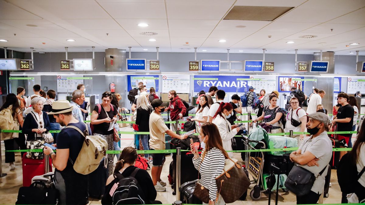 Pasajeros esperan en los mostradores de facturación de Ryanair, el día 1 de julio, en la Terminal 1 del Aeropuerto Adolfo Suárez Madrid Barajas