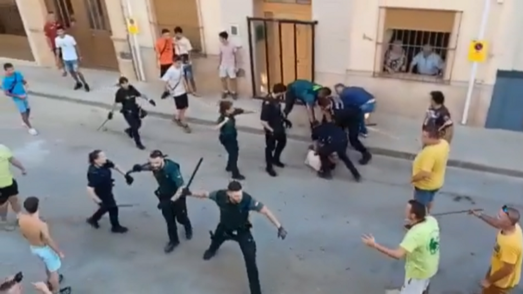 Un policía se rompe una pierna al intervenir en una pelea en Picassent