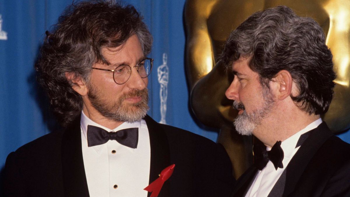 Steven Spielberg junto a George Lucas
