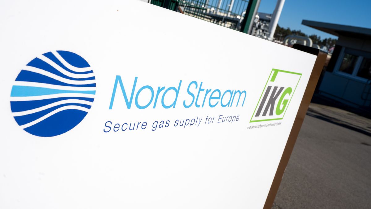 Un cartel con las palabras "Nord Stream" delante de la estación de recepción de gas del gasoducto Nord Stream 1 del mar Báltico