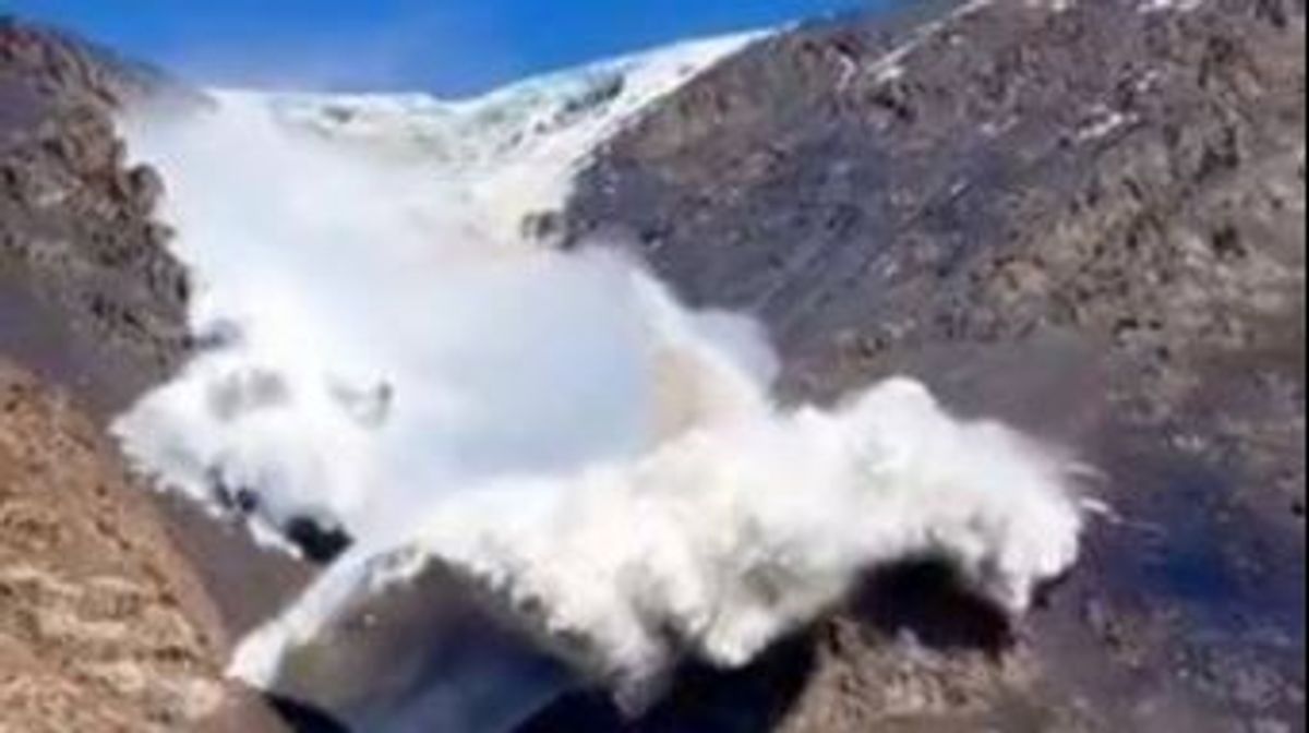 Un glaciar se desprende en Kirguistán
