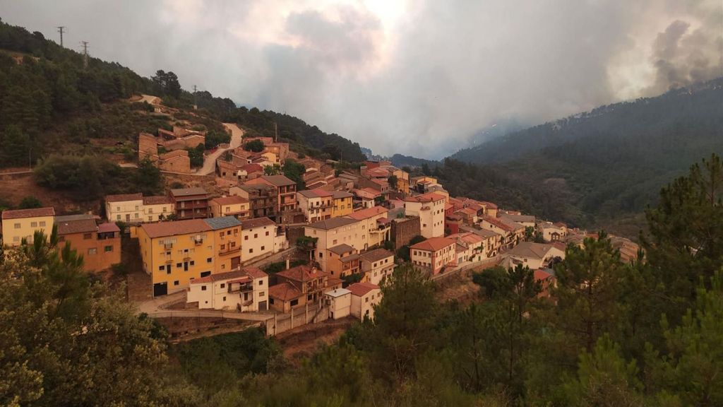 Un incendio obliga a desalojar a trescientos vecinos de Las Hurdes, en Cáceres