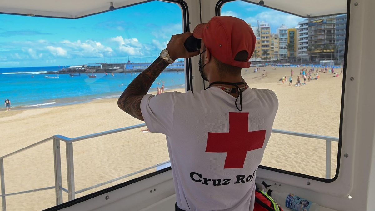 Un socorrista vigilando una playa. Un socorrista vigilando una playa.