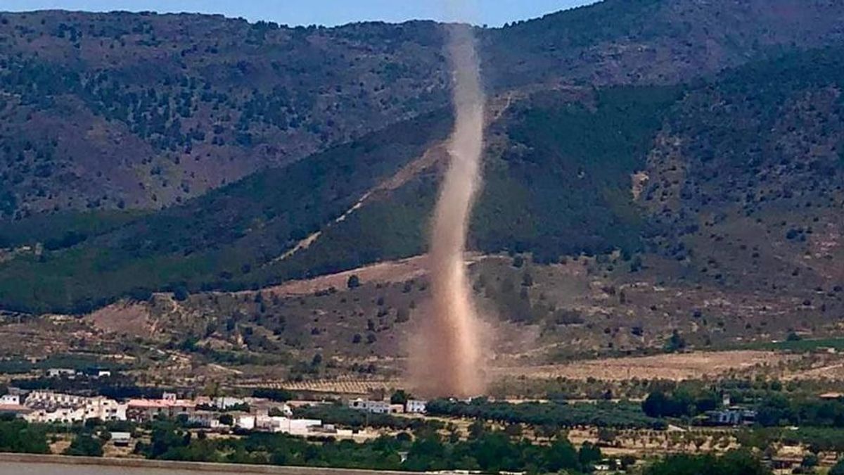 Un tornado sorprende a los vecinos de Fuente Victoria sin provocar daños: “Eso ha sido un remolino” Un tornado sorprende a los vecinos de Fuente Victoria sin provocar daños: “Eso ha sido un remolino”