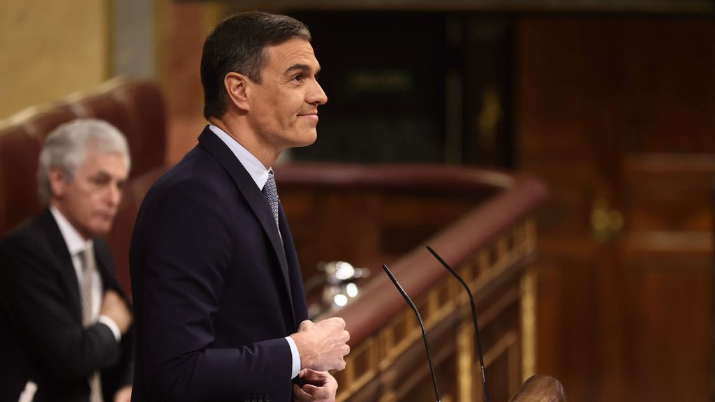 Impuestos a las eléctricas y a la banca, desbloqueo 'Operación Campamento' y abonos gratis para Renfe, las medidas económicas de Sánchez