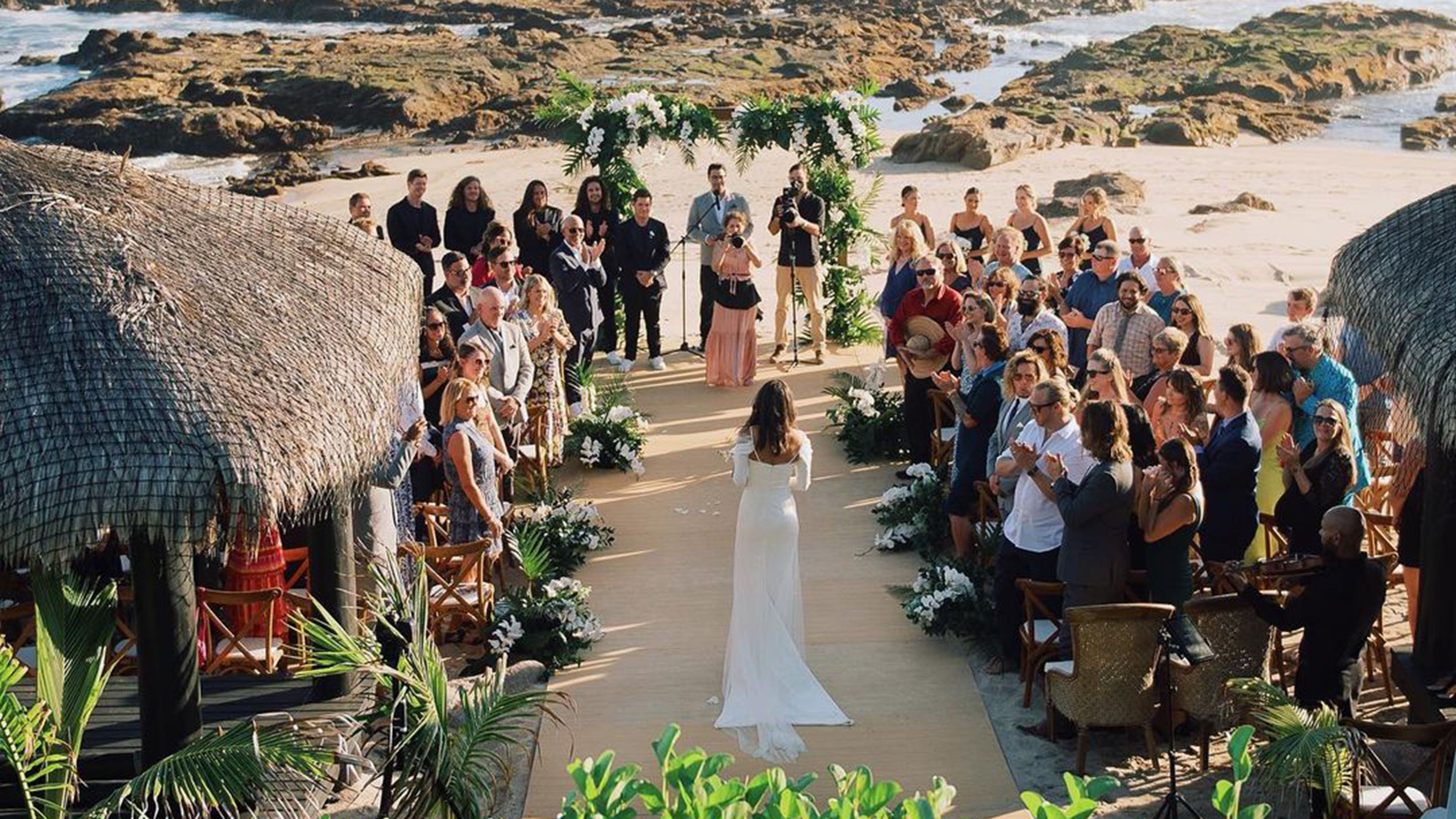 6 vestidos de invitada sencillos para bodas en la playa