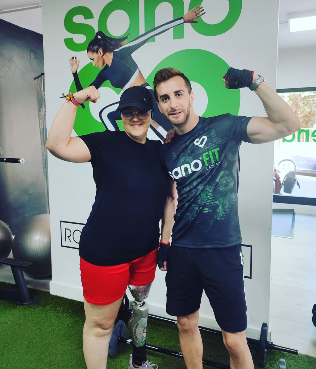 Carmen posa con su pierna biónica tras un entrenamiento
