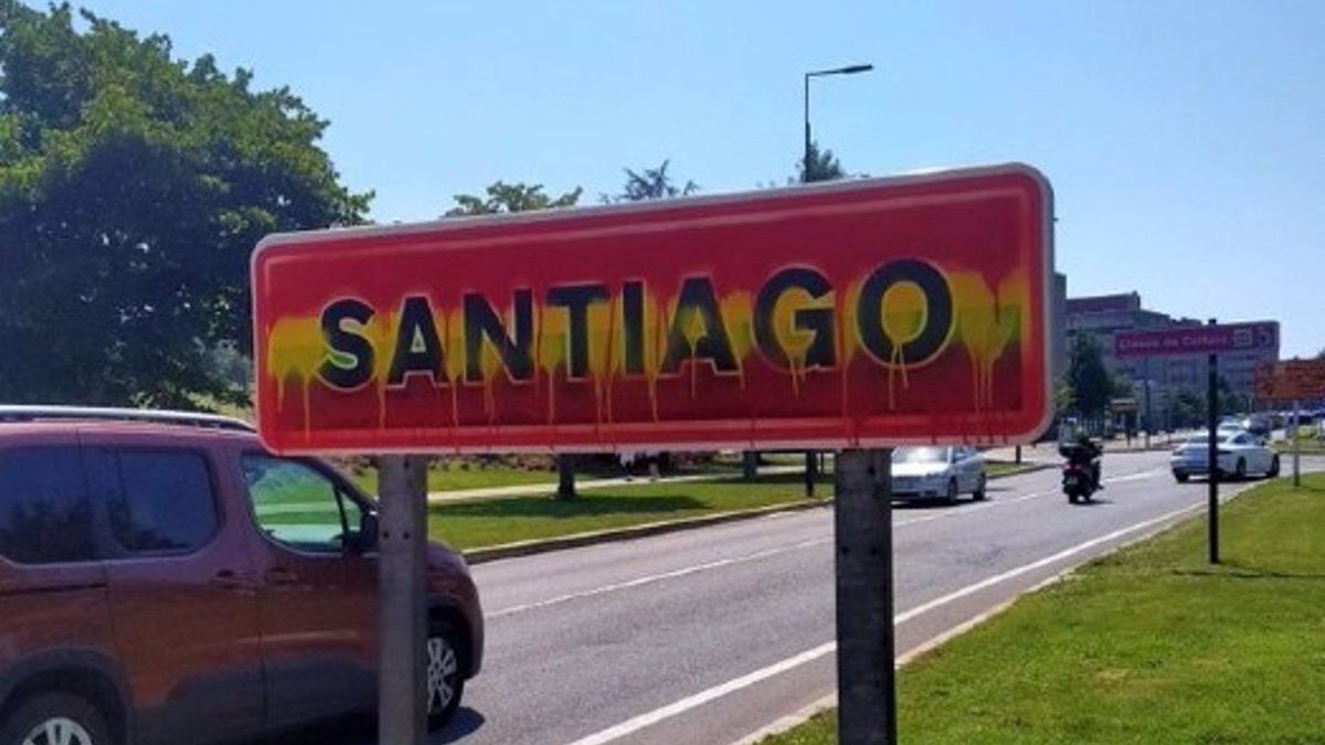 El Ayuntamiento de Santiago condena una pintada contra un letrero con la bandera LGTBI