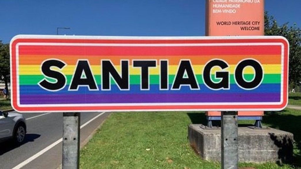 El Ayuntamiento de Santiago condena una pintada contra un letrero con la bandera LGTBI